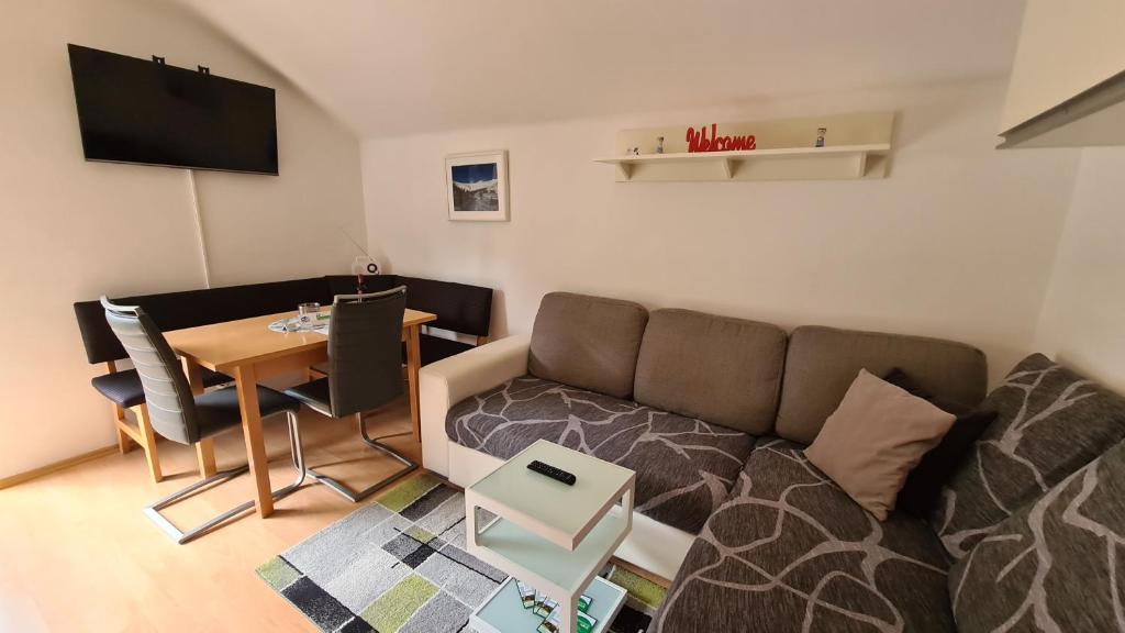 TV a/nebo společenská místnost v ubytování HH-Apartments