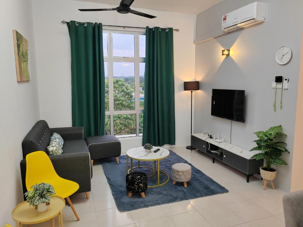 un soggiorno con divano e TV di Casa Apartment @ Ipoh 【怡保民宿】 a Ipoh