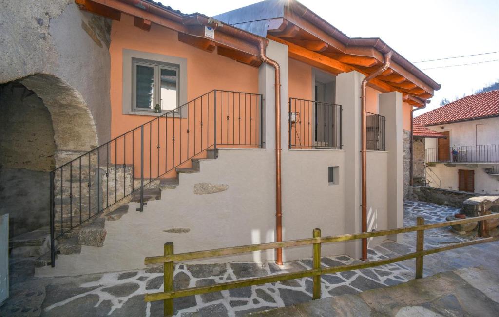 una casa con una escalera delante de ella en Awesome Home In Albagnano Di Bee With Wifi And 3 Bedrooms en Bee