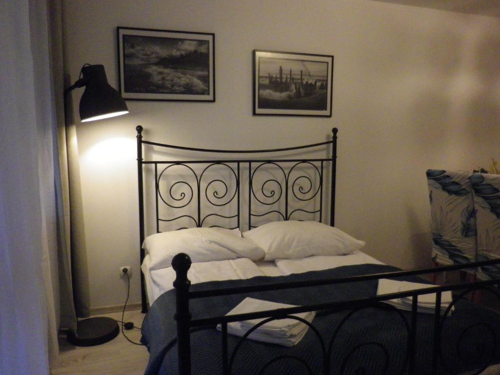 斯維諾烏伊希切的住宿－apartament u Ani，一间卧室配有黑色床和白色枕头
