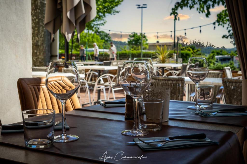 Restoran või mõni muu söögikoht majutusasutuses Logis du Champ De Mars