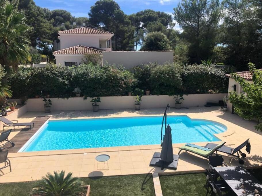une piscine devant une maison dans l'établissement Villa Portissol tout à pied, à Sanary-sur-Mer
