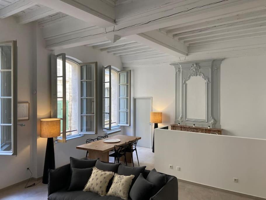 Posedenie v ubytovaní Appartement avec ventilateurs proche du Palais des Papes
