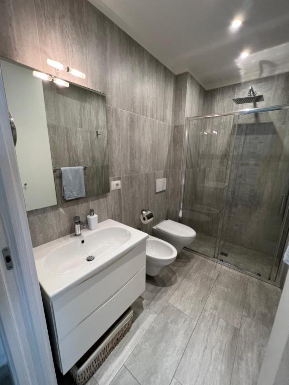ein Bad mit einem Waschbecken, einem WC und einer Dusche in der Unterkunft Maison Mele Ischia in Ischia