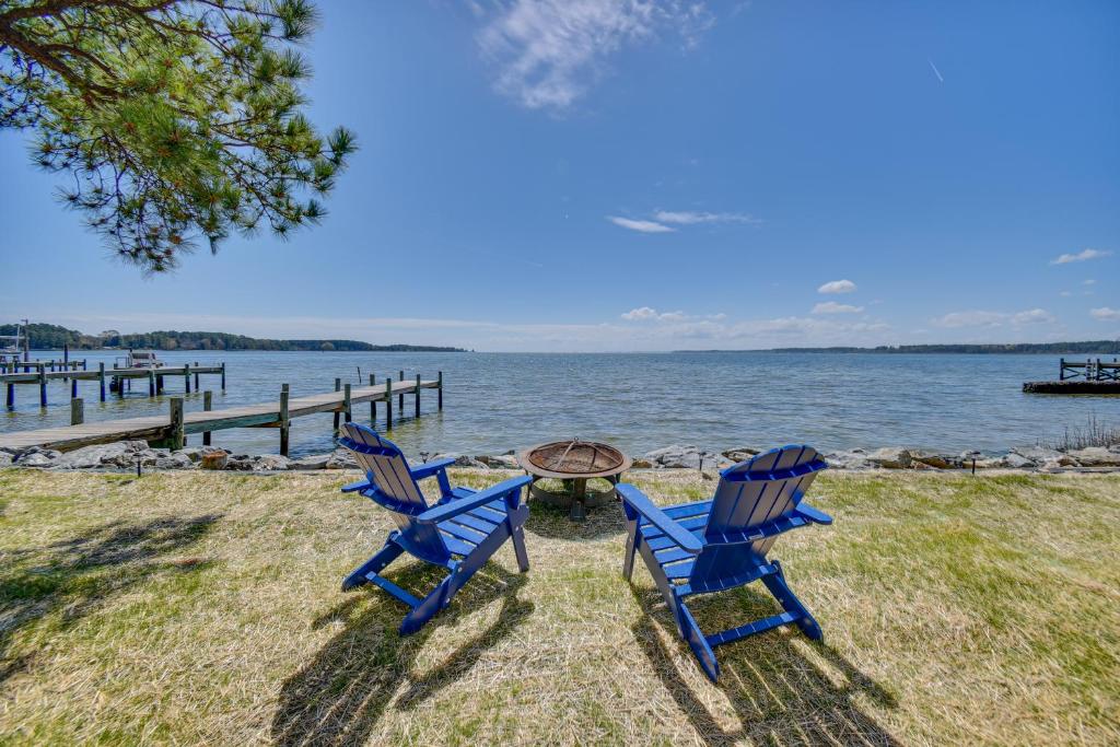 dos sillas azules y una mesa junto al agua en North Home on North River with Community Dock, en Blackwater