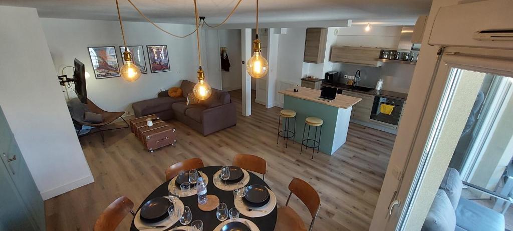 - une table à manger et des chaises dans le salon dans l'établissement L'embarcadère Evian - Leman Odyssey, à Évian-les-Bains