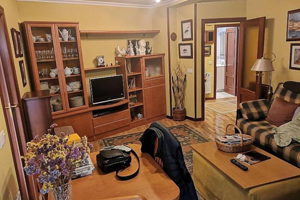sala de estar con sofá y mesa en La Perla de Candás, en Candás