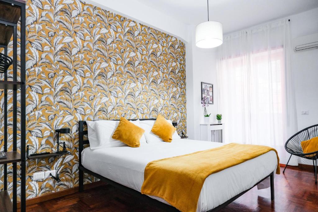 een slaapkamer met een groot bed en een gele deken bij St. Peter Vatican Home in Rome