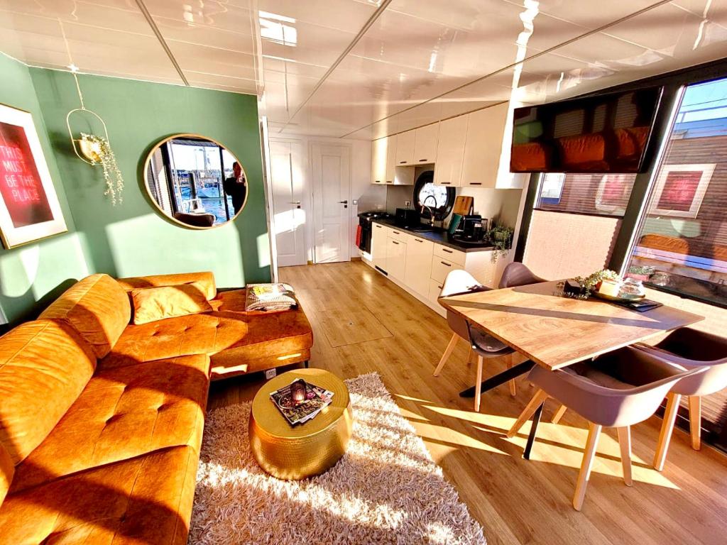 TV a/nebo společenská místnost v ubytování Hausboot inkl Motorboot, Ostsee