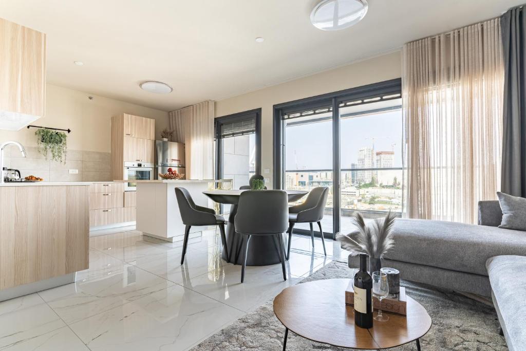ein Wohnzimmer mit einem Sofa und einem Tisch in der Unterkunft jerusalem luxury apartment in Jerusalem