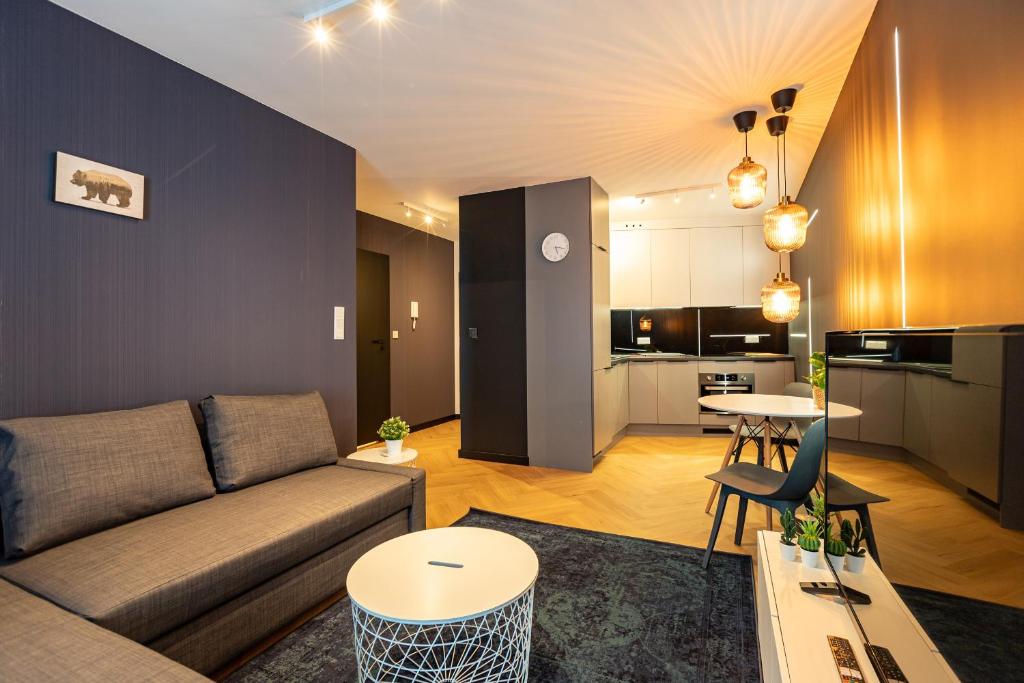 salon z kanapą i stołem w obiekcie Apartament Bella Vista 5/10 w Kielcach