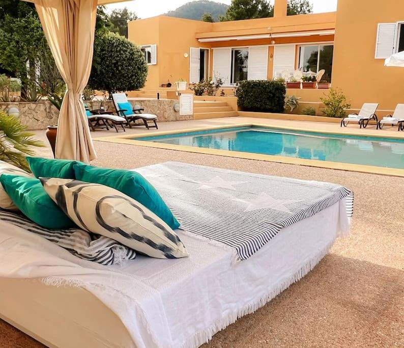 Bonita Casa con piscina privada y amplio jardin, Sant ...