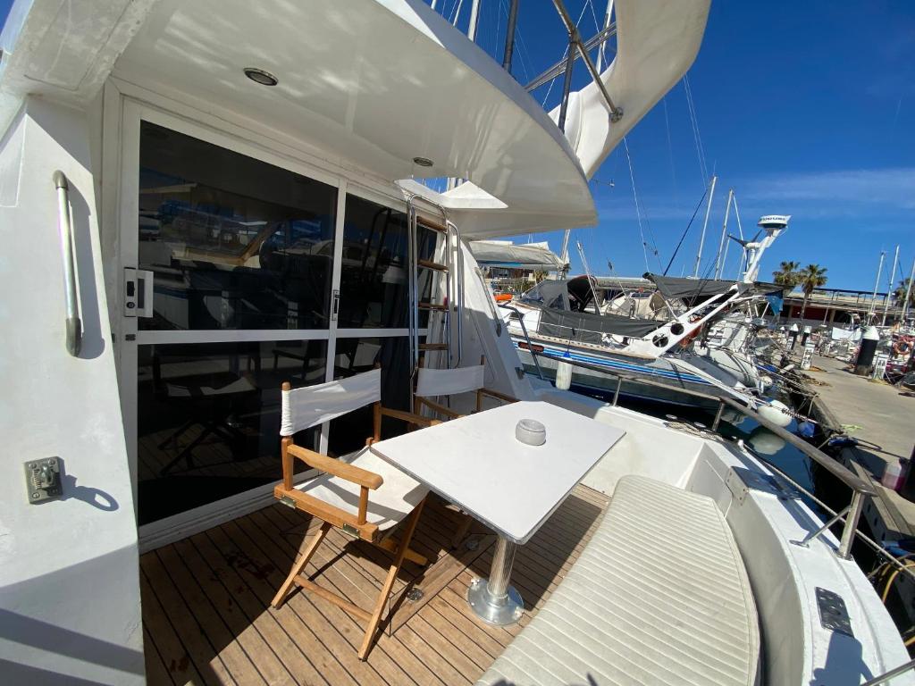 stół i krzesła na pokładzie łodzi w obiekcie - DIVALI - Duerme en un Confortable Yate en Barcelona w Barcelonie