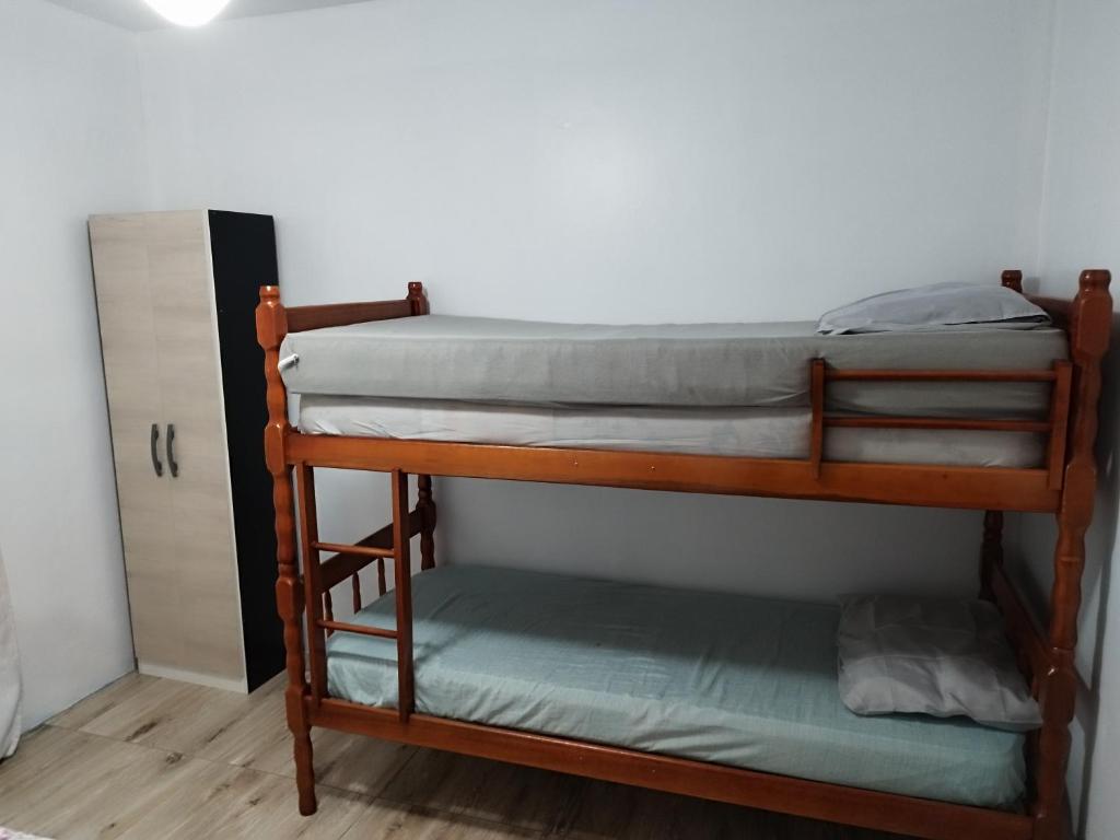 a couple of bunk beds in a room at Apartamento no condomínio Mediterranée- 3 quadras do mar- 1 dormitório em Capão Novo in Capão da Canoa