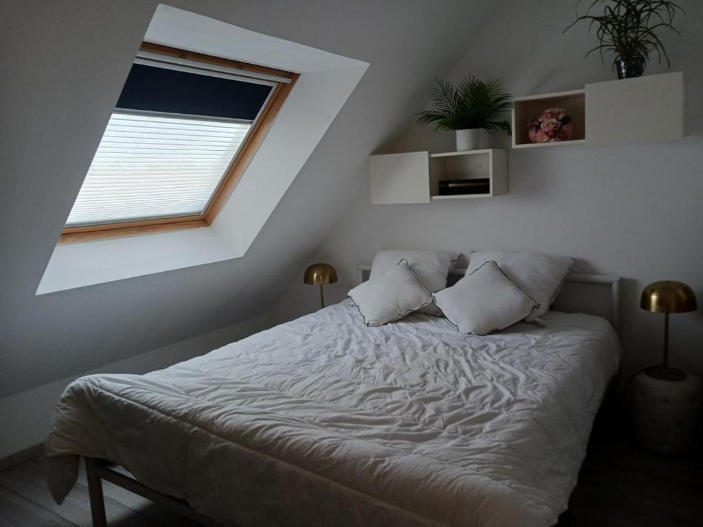 Schlafzimmer mit einem großen Bett und einem Fenster in der Unterkunft VILLA TARA 