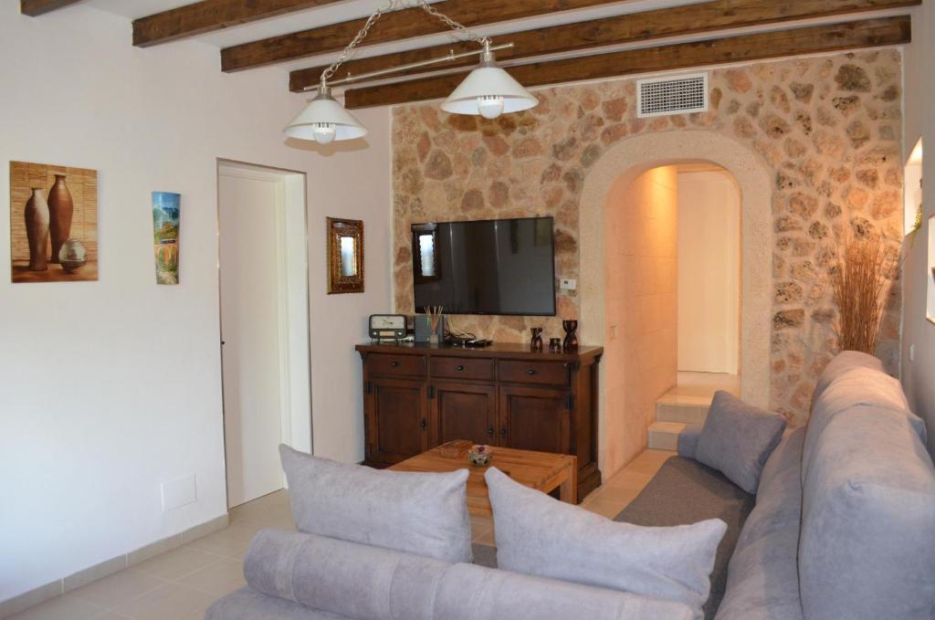 TV a/nebo společenská místnost v ubytování Casa Piedra Mallorca