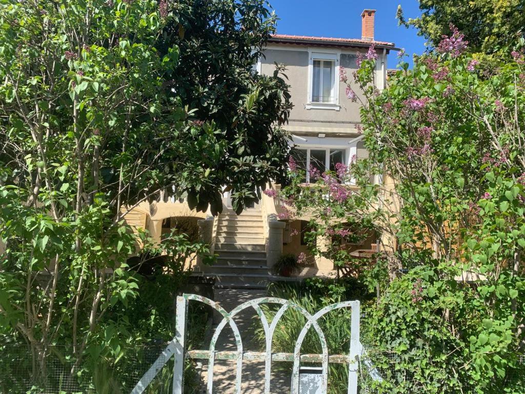 Villa, piscine, jardin, barbecue, proche centre - Villa