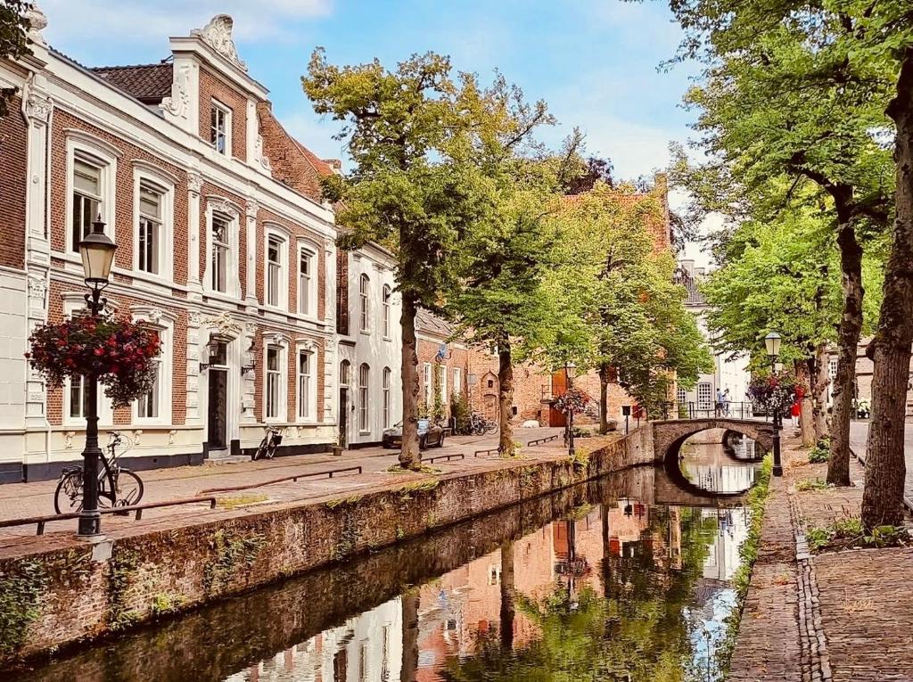 um canal no meio de uma cidade com edifícios em Canal apartment at historic CityCenter Amersfoort em Amersfoort