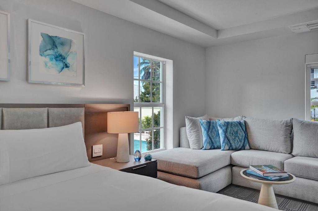 - un salon avec un canapé et un lit dans l'établissement The Pillars Hotel & Club, à Fort Lauderdale