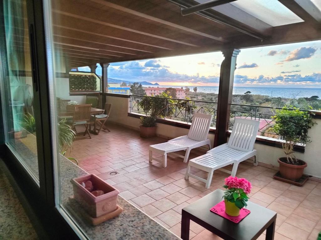 Posezení v ubytování "Appartamento del Mare Gliaca" con vista Isole Eolie,ampia terrazza,wifi e parcheggio privato gratuito