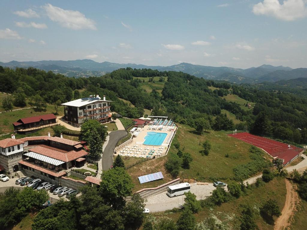 einen Luftblick auf ein Resort mit einem Pool in der Unterkunft Panorama Family Hotel in Slatograd