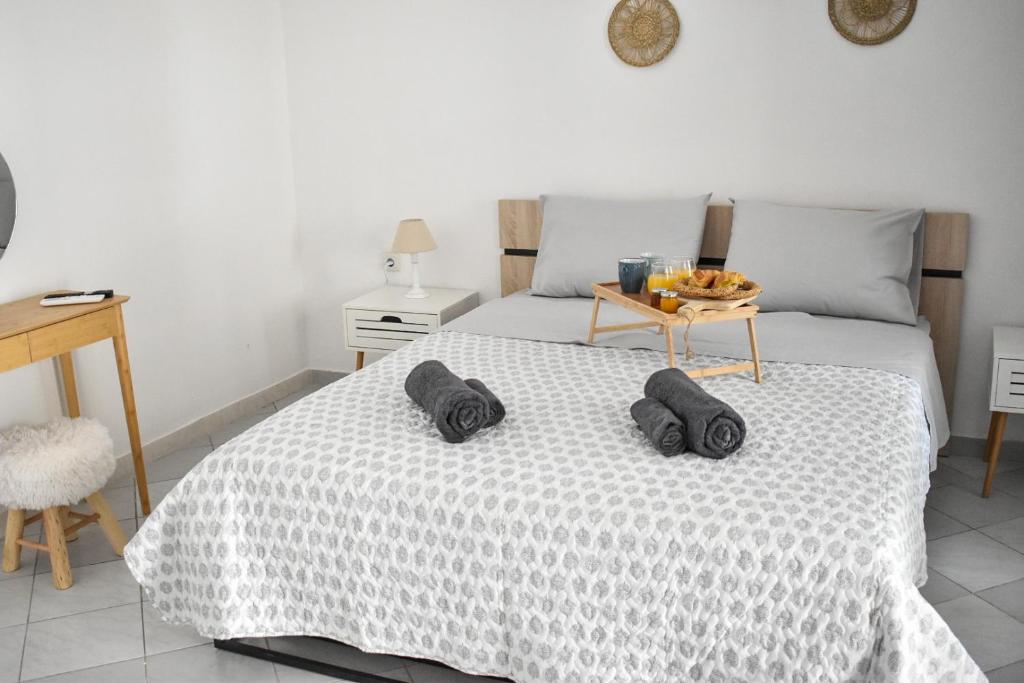 1 dormitorio con 1 cama con 2 almohadas en Raeti Cretan Guesthouse, en Moírai
