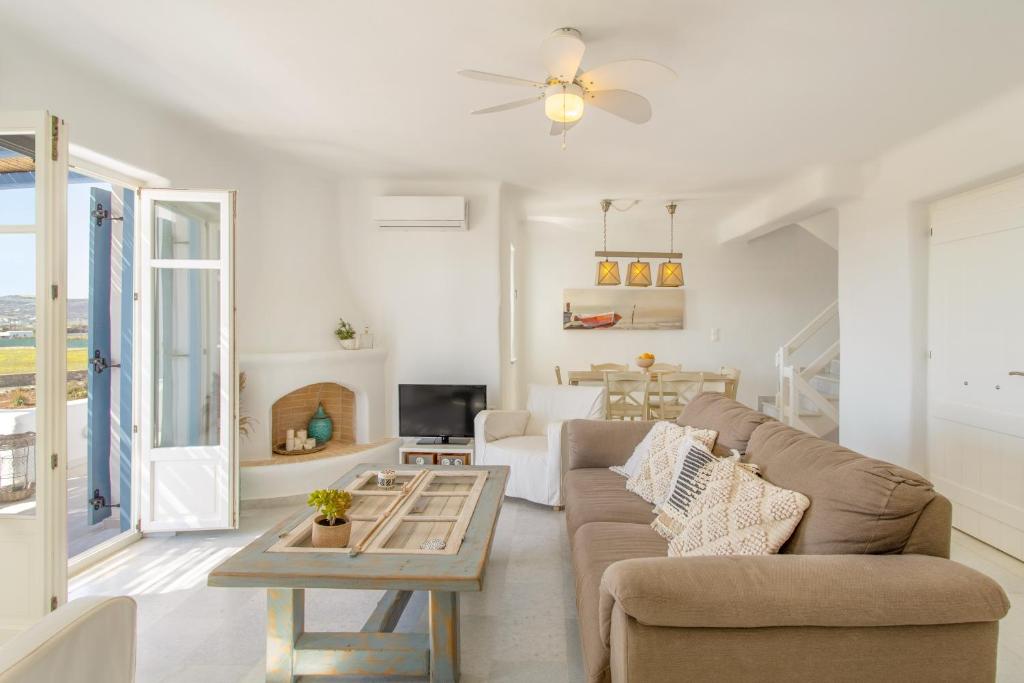 Posezení v ubytování White Cliff 4 - Cycladic Home