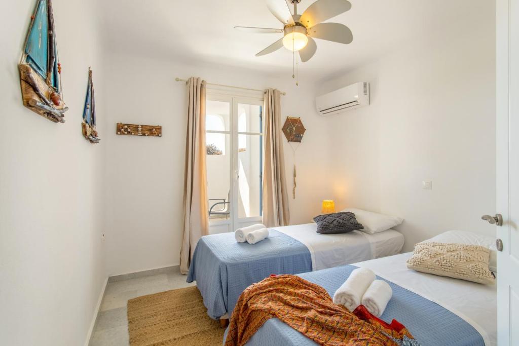 Postel nebo postele na pokoji v ubytování White Cliff 4 - Cycladic Home