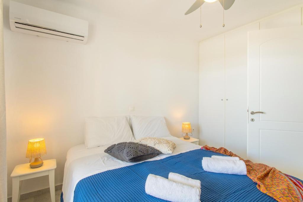 Postel nebo postele na pokoji v ubytování White Cliff 4 - Cycladic Home
