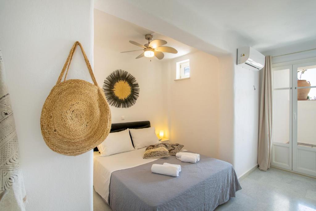 Postel nebo postele na pokoji v ubytování White Cliff 4 - Cycladic Home