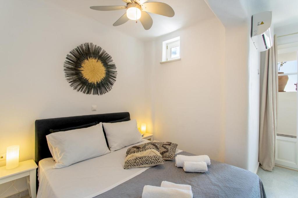 Postel nebo postele na pokoji v ubytování White Cliff 4 - Cycladic Home