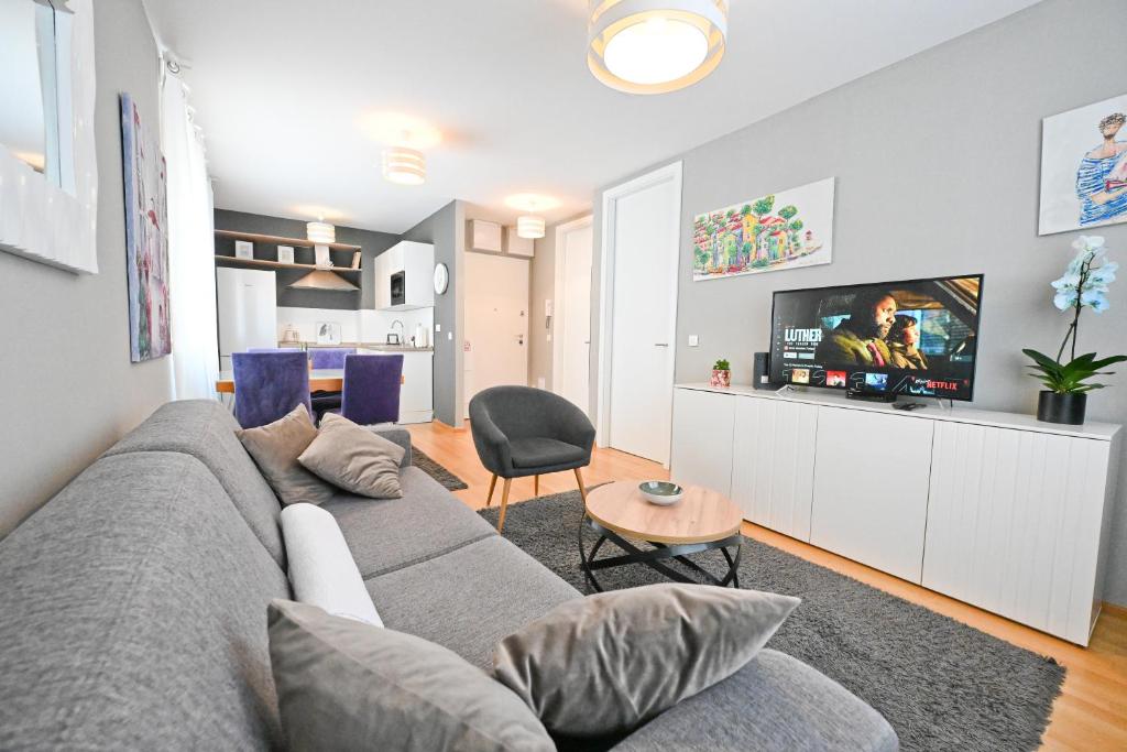 Televízia a/alebo spoločenská miestnosť v ubytovaní Apartman Zadar City inn 2 & FREE PRIVATE PARKING