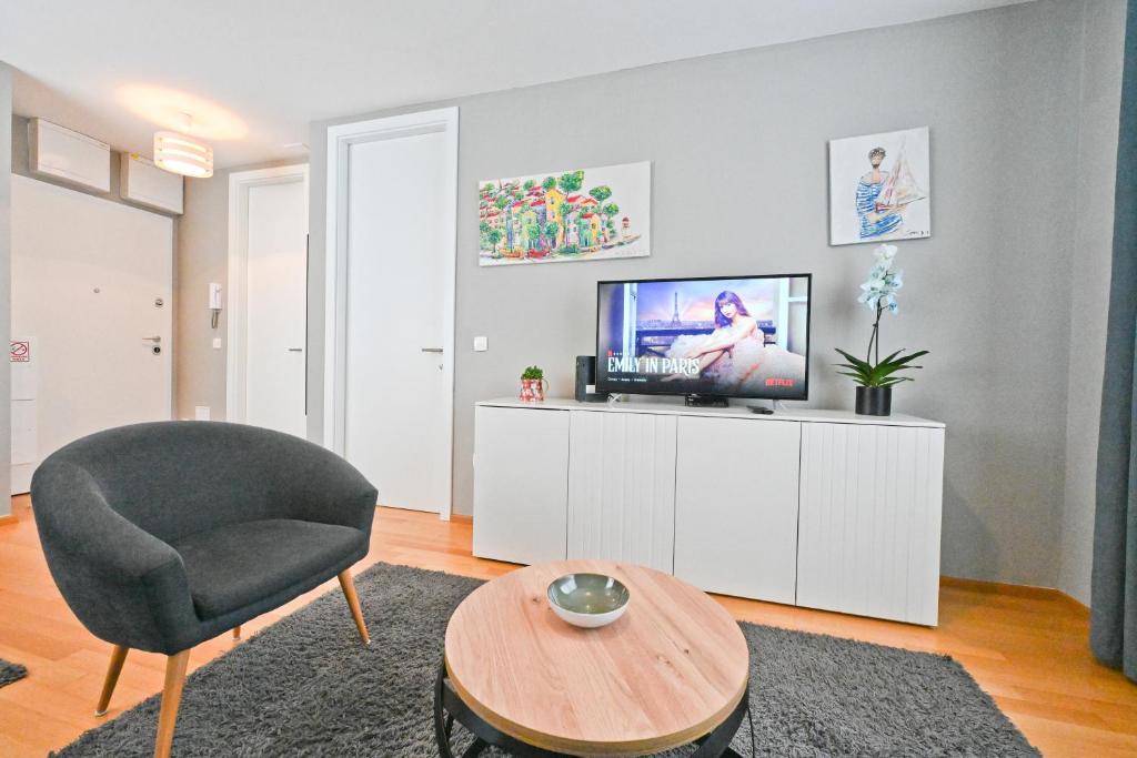 Televízia a/alebo spoločenská miestnosť v ubytovaní Apartman Zadar City inn 2 & FREE PRIVATE PARKING