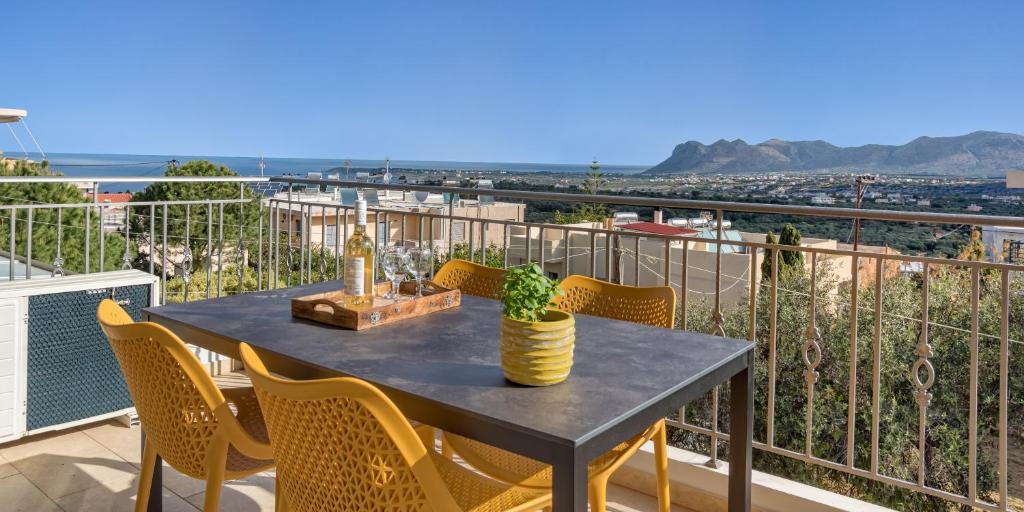 a table and chairs on a balcony with a view of the ocean at Casa Kamara in Kounoupidhianá