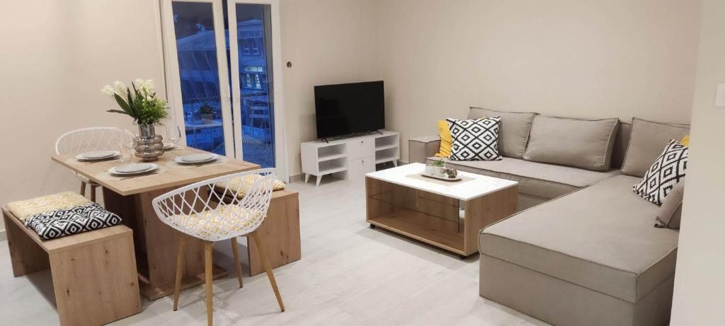 TV a/nebo společenská místnost v ubytování Corfu City Apartments