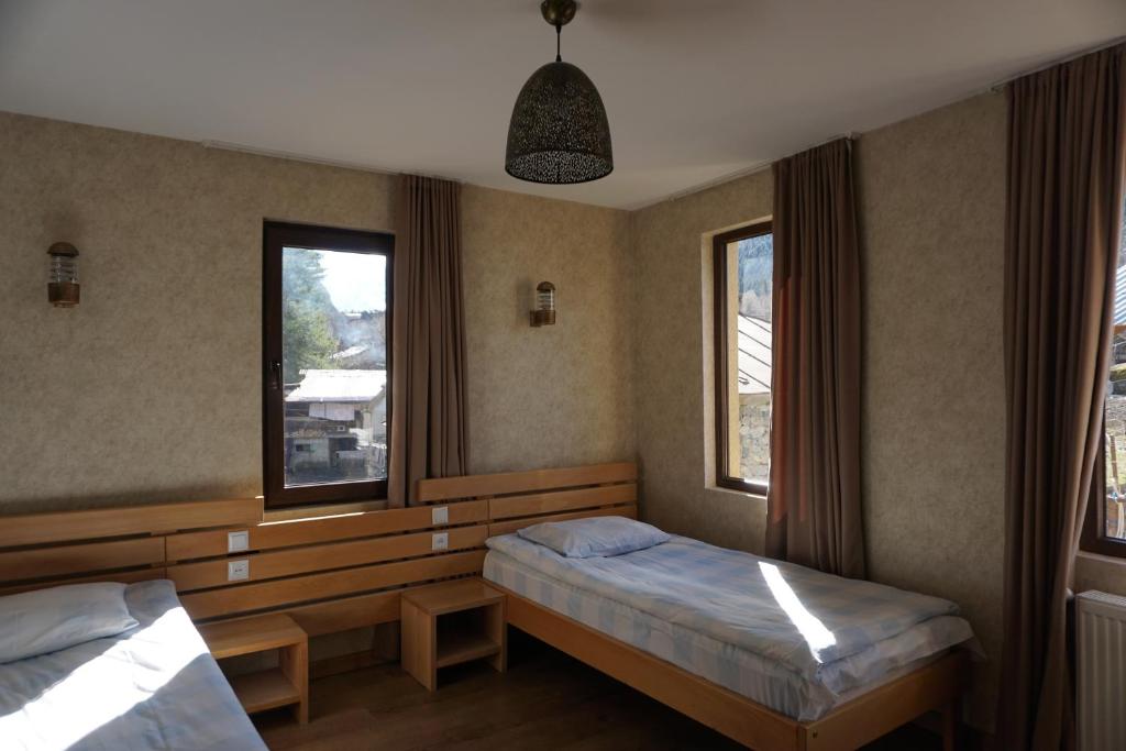 Postel nebo postele na pokoji v ubytování Mestia Panorama