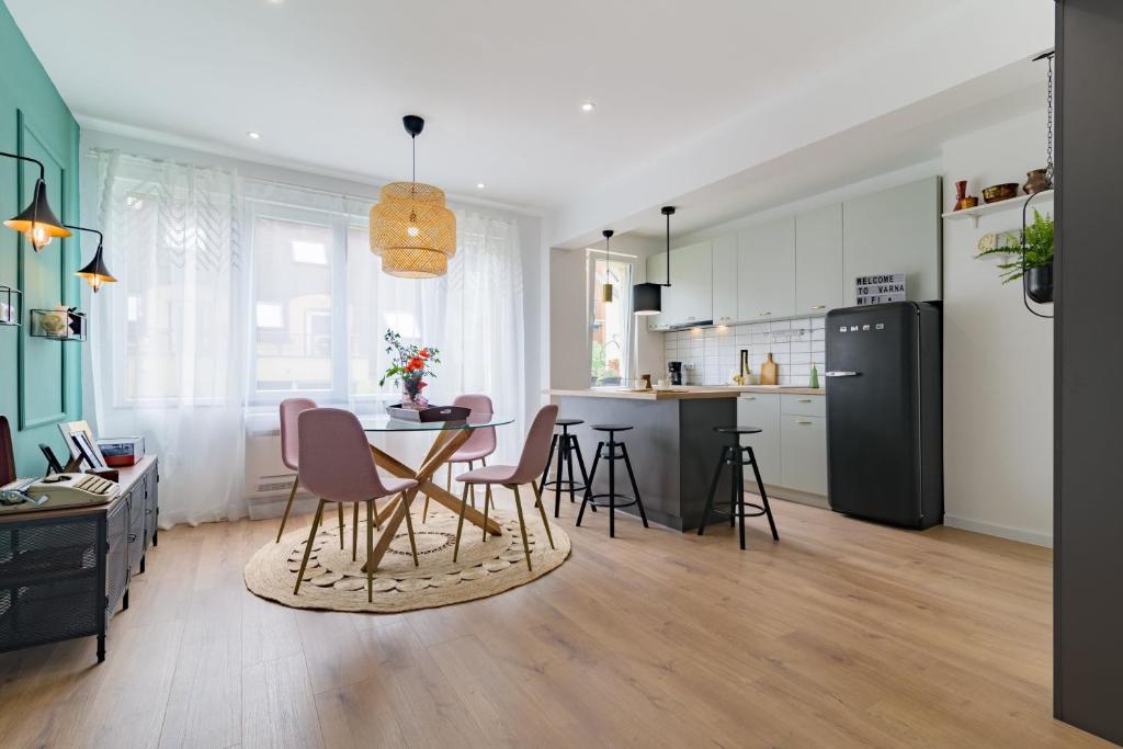 Central flat 2BR and parking