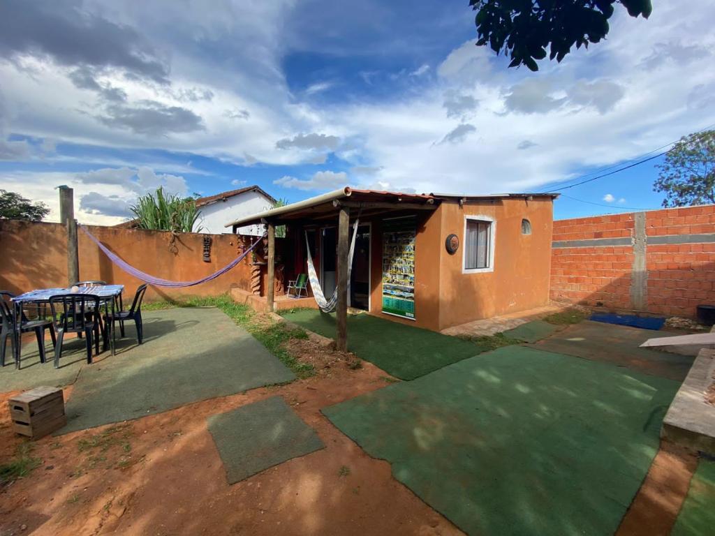 uma casa com um relvado verde no quintal em hostel Lobeira em Alto Paraíso de Goiás
