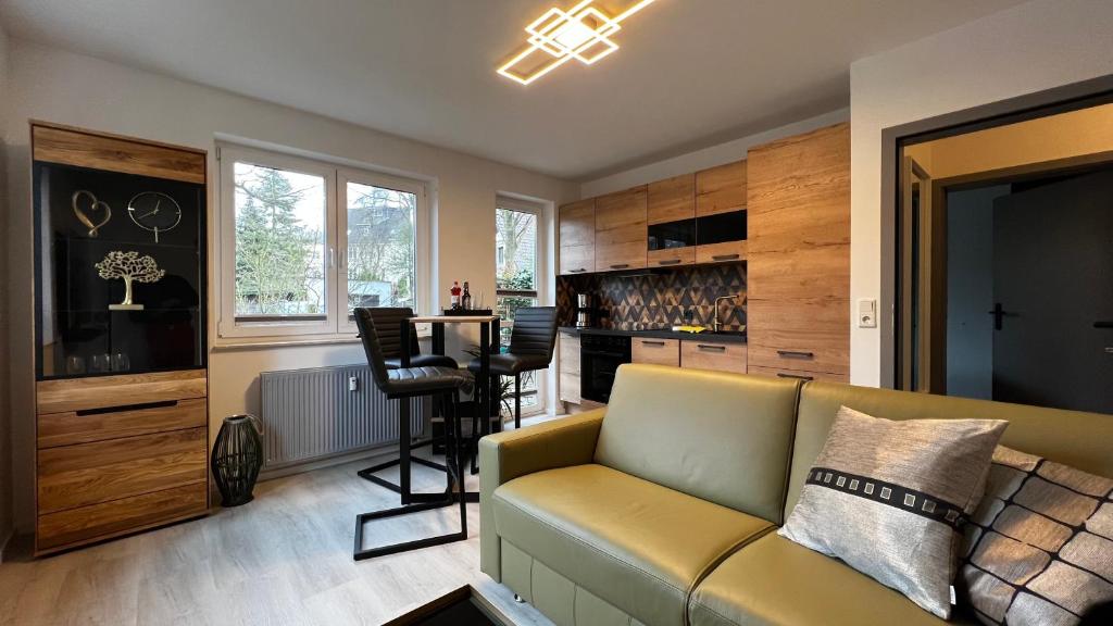 - un salon avec un canapé et une table dans l'établissement Haus Malta Wohnung 11, 300m zum Strand, à Graal-Müritz