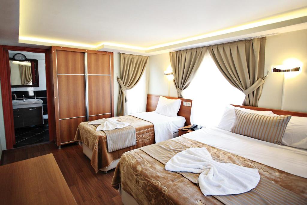 Postel nebo postele na pokoji v ubytování Taksim Palace Hotel