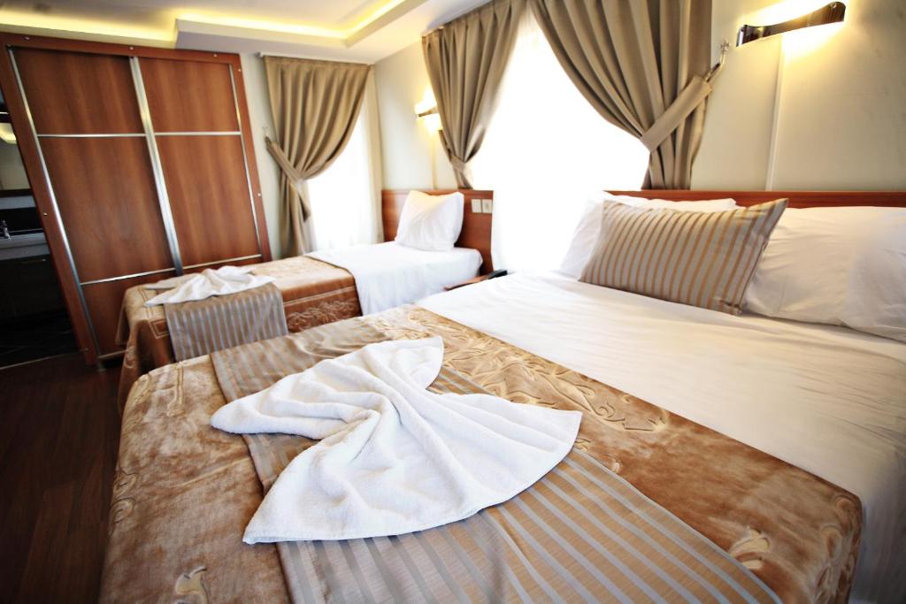 Postel nebo postele na pokoji v ubytování Taksim Palace Hotel