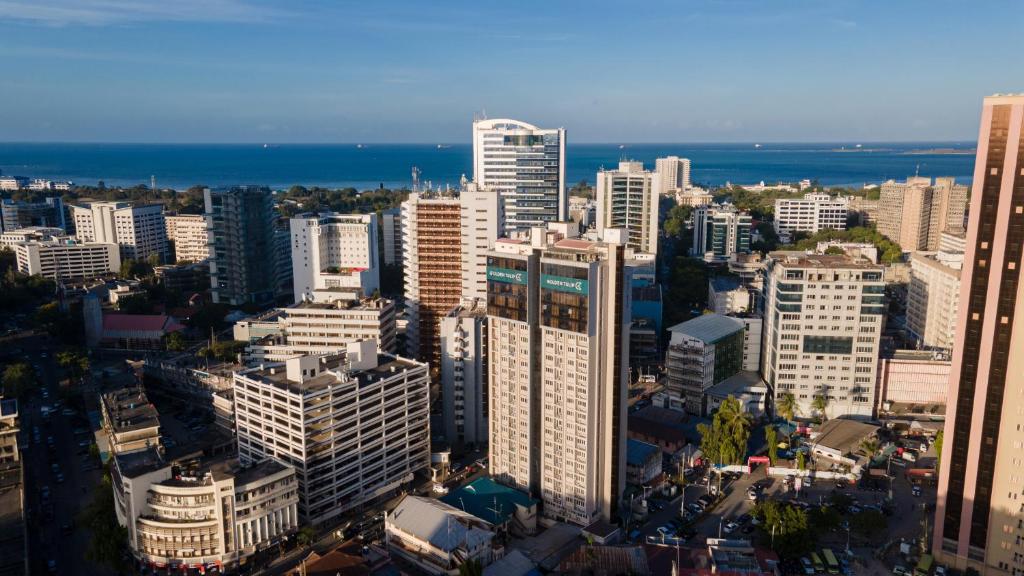 une vue aérienne sur une ville avec de grands bâtiments dans l'établissement Golden Tulip Dar Es Salaam City Center Hotel, à Dar es Salaam
