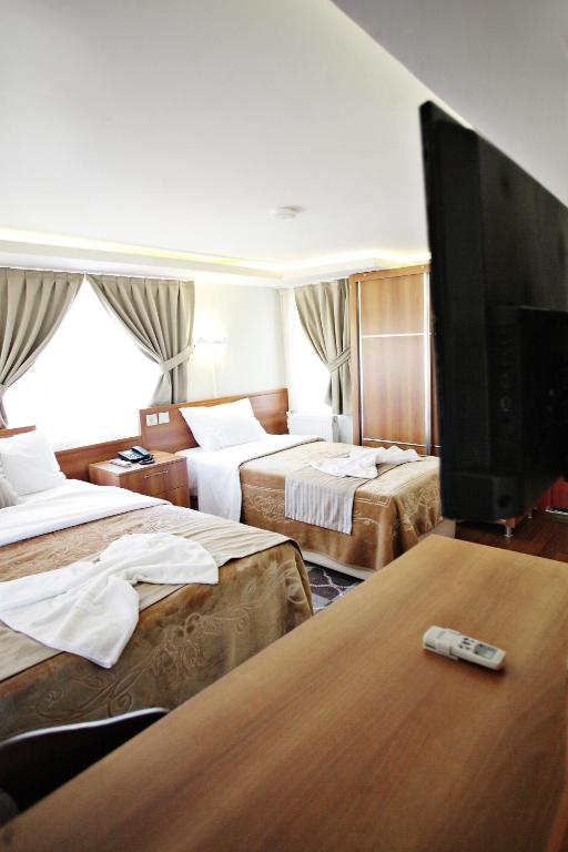 TV a/nebo společenská místnost v ubytování Taksim Palace Hotel