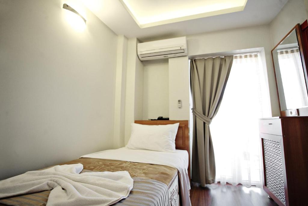 Postel nebo postele na pokoji v ubytování Taksim Palace Hotel