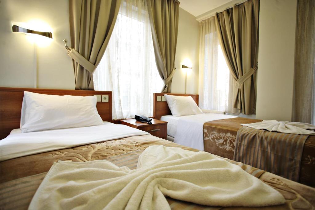 Postel nebo postele na pokoji v ubytování Taksim Palace Hotel