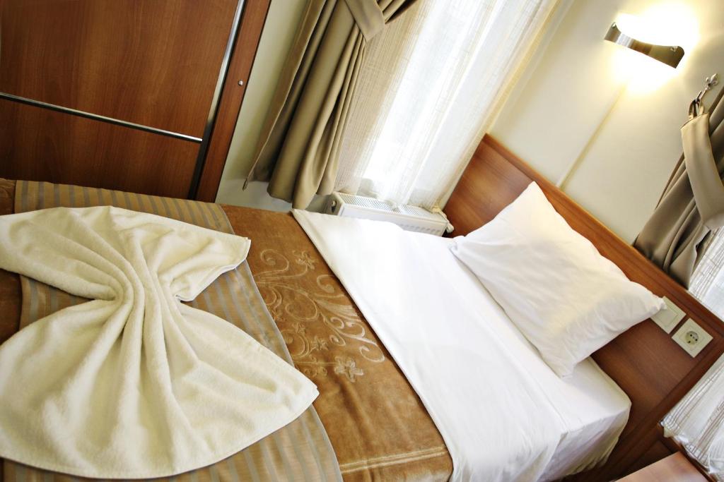 Postel nebo postele na pokoji v ubytování Taksim Palace Hotel