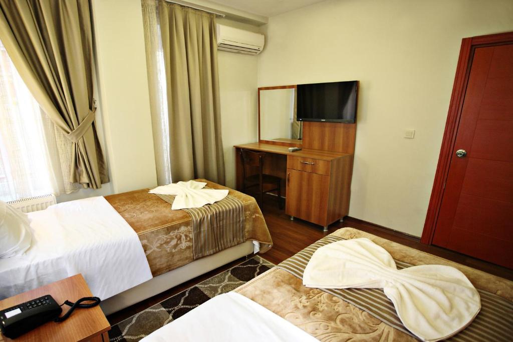 Postel nebo postele na pokoji v ubytování Taksim Palace Hotel