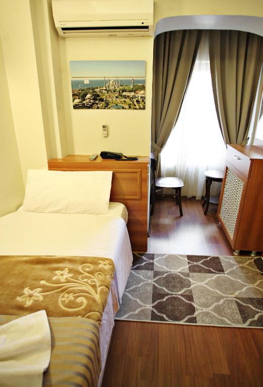 Postel nebo postele na pokoji v ubytování Taksim Palace Hotel