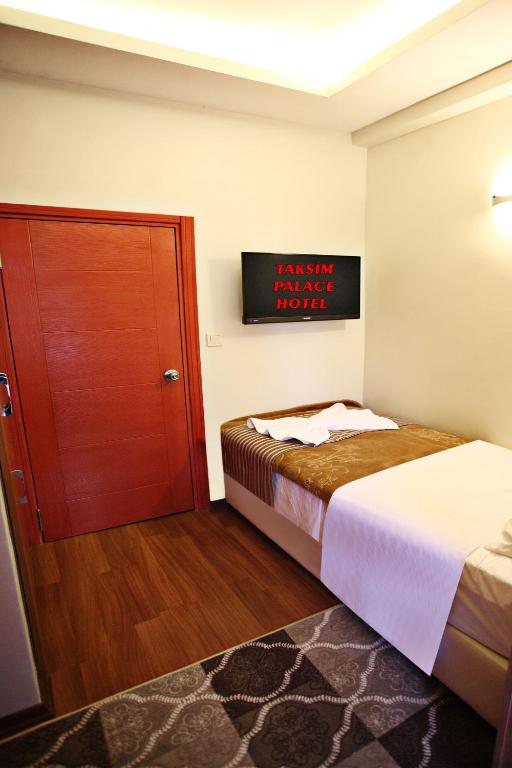 Postel nebo postele na pokoji v ubytování Taksim Palace Hotel