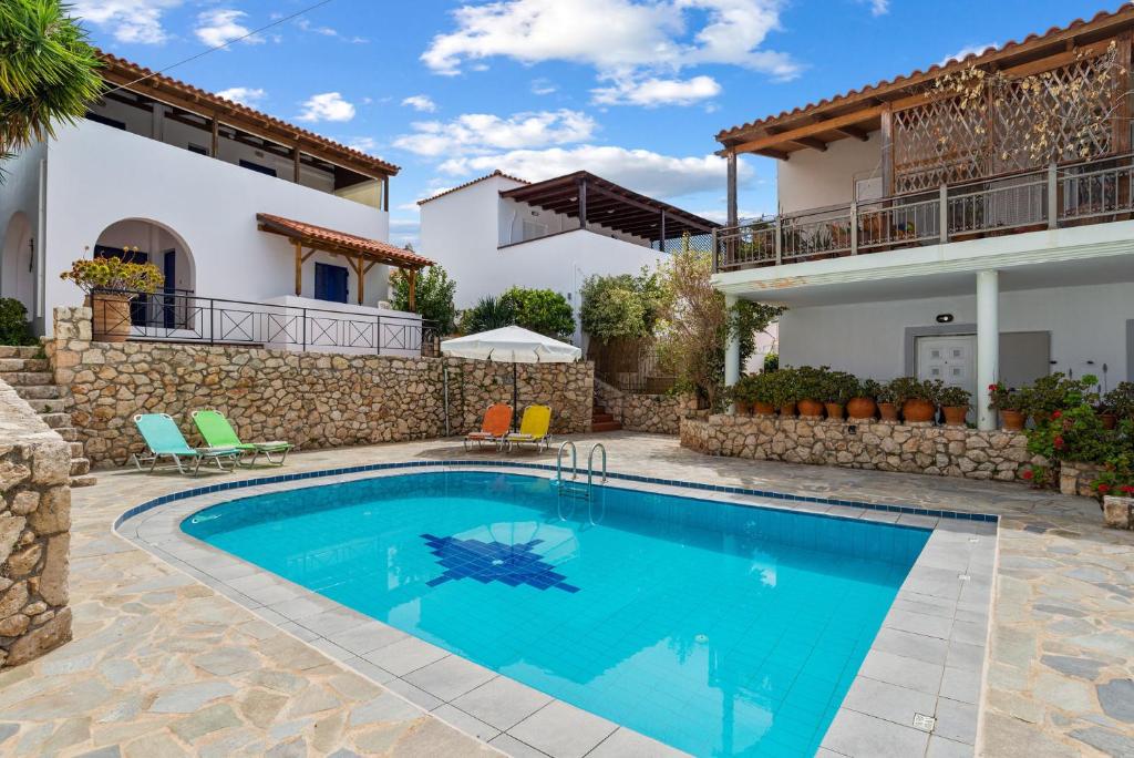 een villa met een zwembad en een huis bij Angels House in Plaka BY APOKORONAS-VILLAS in Plaka
